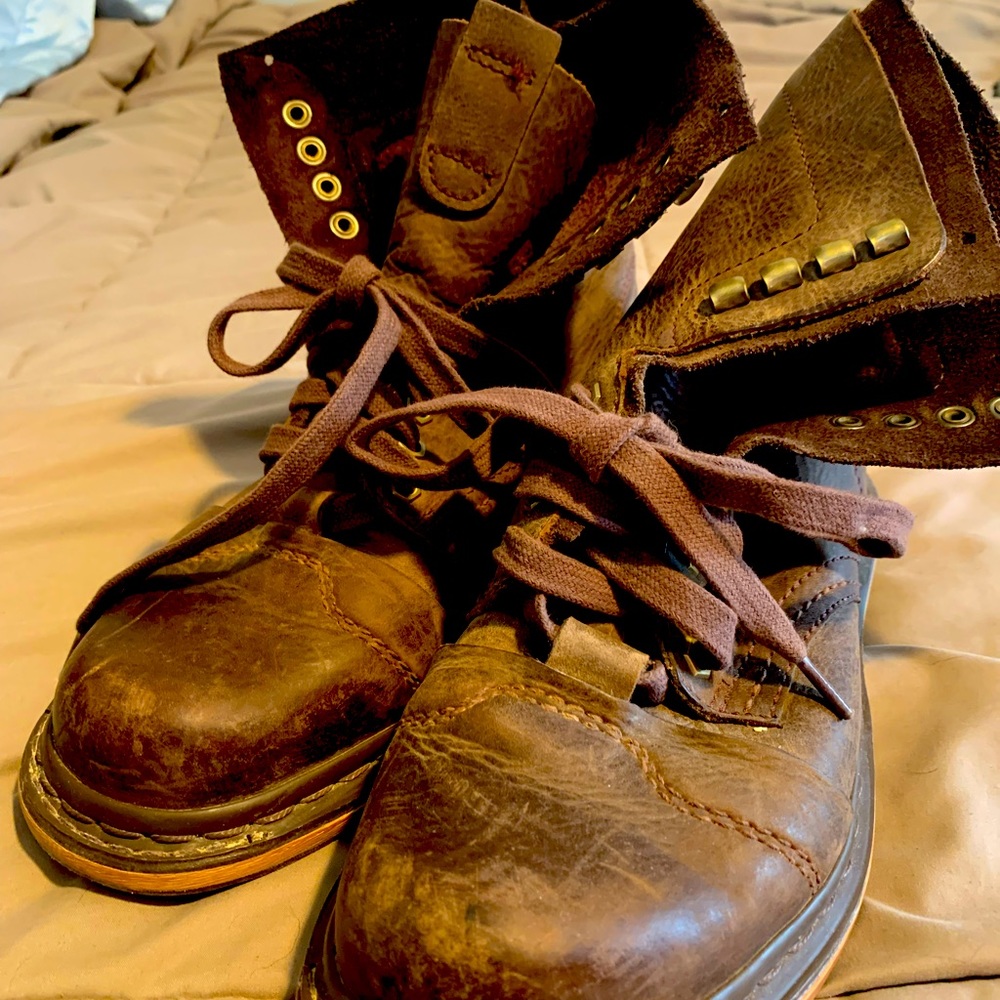 Doc martens. Steel toe, US size 8 but runs large could work for 8/12.